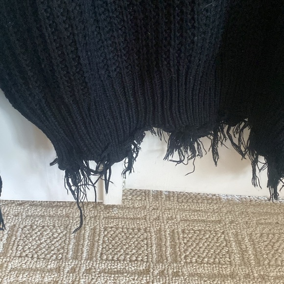 Black vneck sweater with fringe - Picture 3 of 3